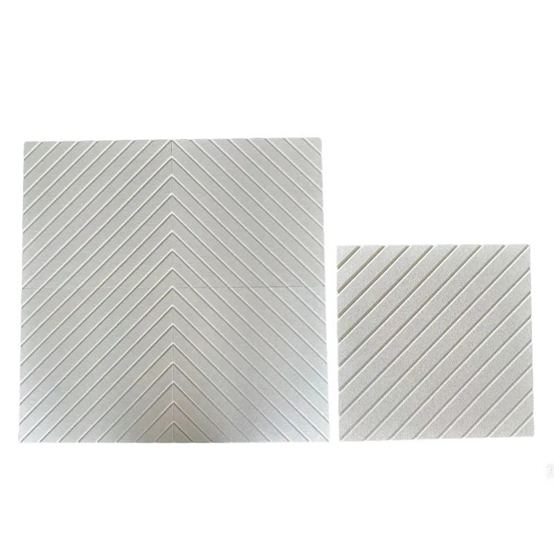 Бежевая акустическая панель из ПЭТ-фетра с V-образными каналами