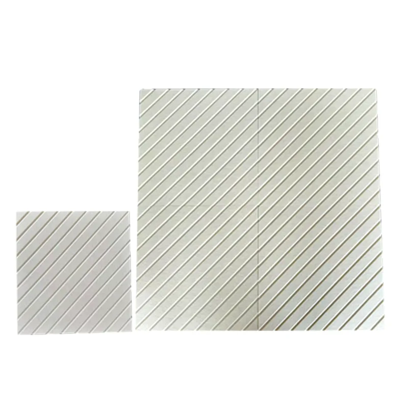 Бежевая акустическая панель из ПЭТ-фетра с V-образными канавками